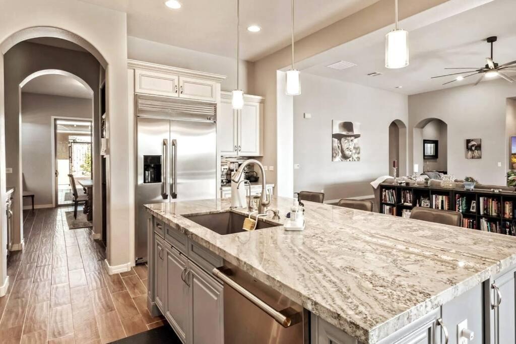 Phoenix Home With Heated Pool, Desert Views & Hot Tub أريزونا المظهر الخارجي الصورة